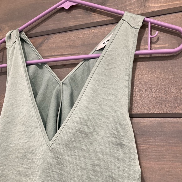 Women’s Express V-Neck Sleeveless Top - Picture 2 of 6